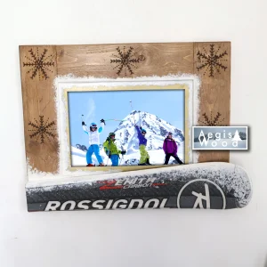 Cadre en bois (55x42cm) pour photo 20x30cm avec un ski Rossignol, pyrogravure flocon de neige
