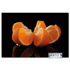 Quartiers d'orange juteux sur fond noir