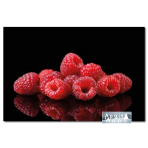 Affiche de framboises rouges fraîches sur fond noir avec reflet