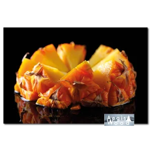 Affiche de tranches d'ananas frais sur fond noir avec reflet miroir