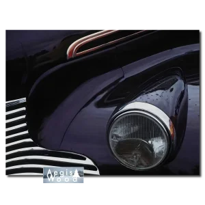Phare et aile chromés d'une voiture américaine noire des années 1940, photographie détail