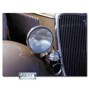 Phare chromé et calandre d'une automobile de collection des années 1930, photo détail